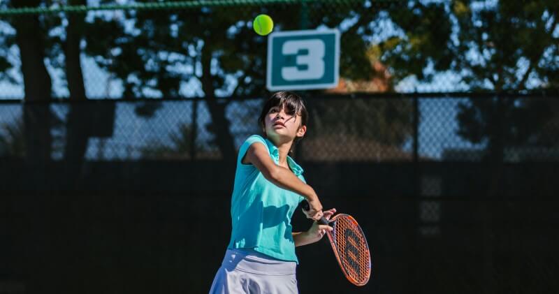 Jugadora de tenis en fase de golpeo de la bola