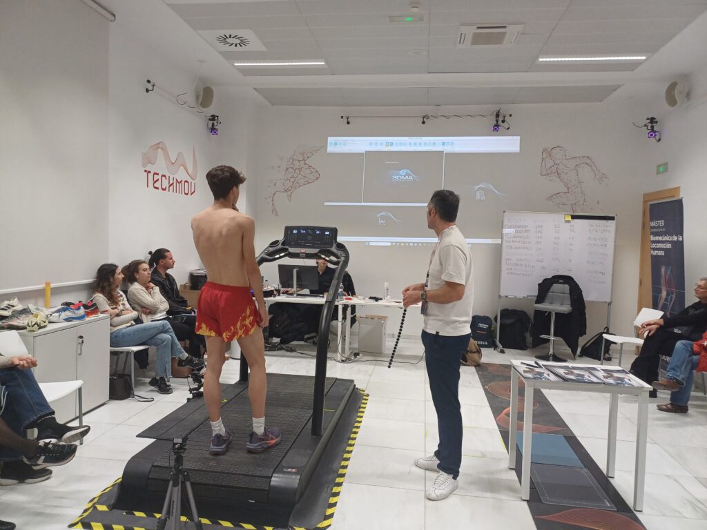 Un corredor en el laboratorio TechMov durante el taller de 3DMA de STT Systems: análisis biomecánico en tiempo real para mejorar el rendimiento y reducir el riesgo de lesiones.