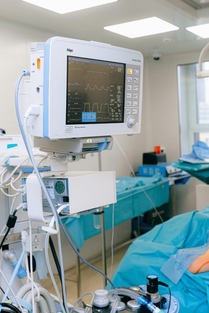 Pantalla de un monitor de paciente en un quirófano mostrando constantes vitales como el ritmo cardíaco.