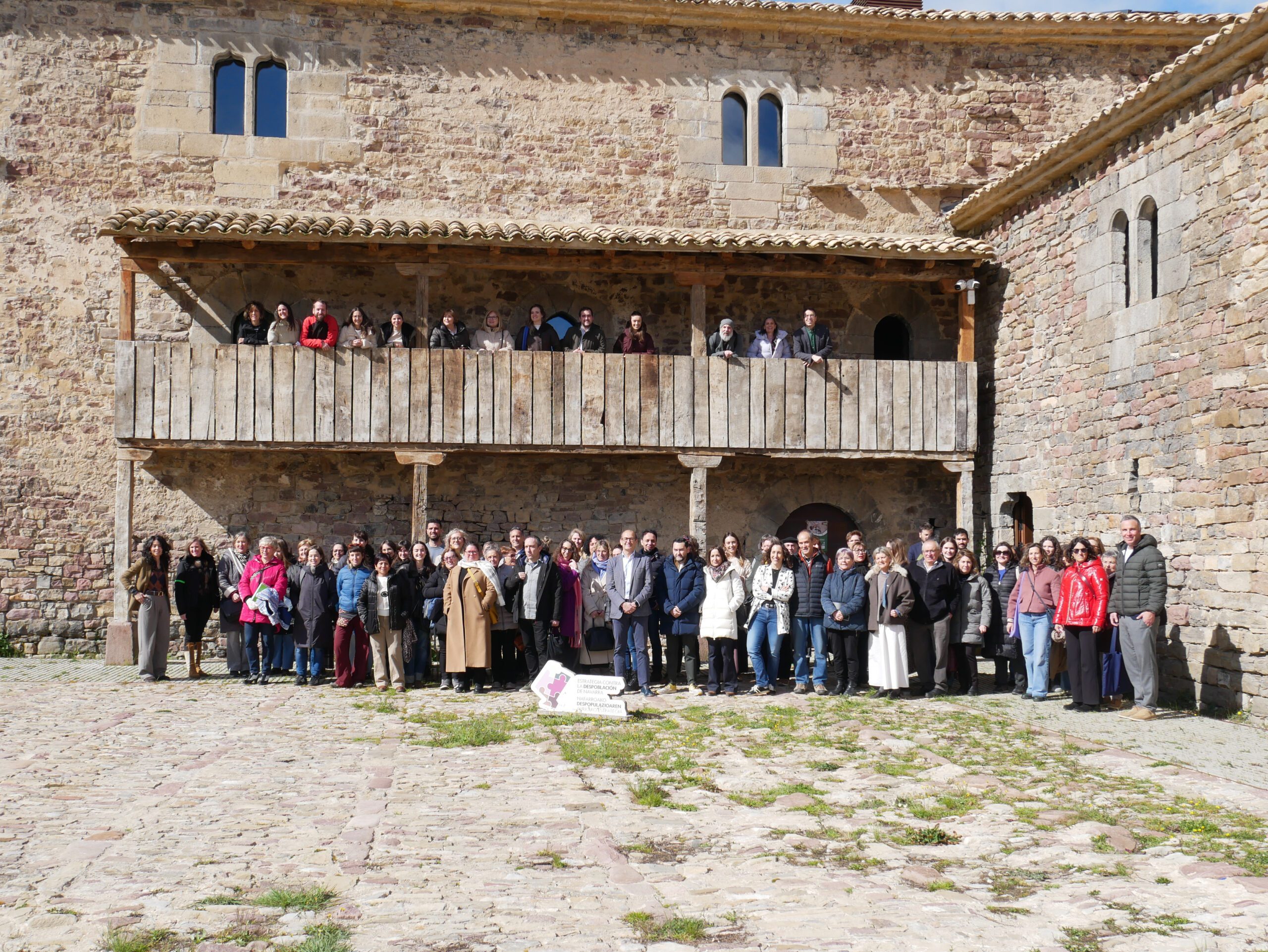 Foto de grupo de los asistentes a la jornada sobre cuidados de mayores en el medio rural frente al Palacio de Arce en Navarra.