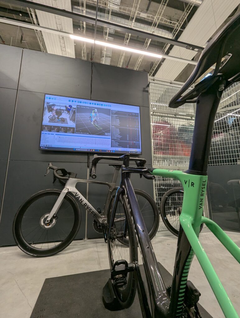 Perspectiva desde el sillín de una bicicleta hacia la pantalla de análisis de STT Systems.