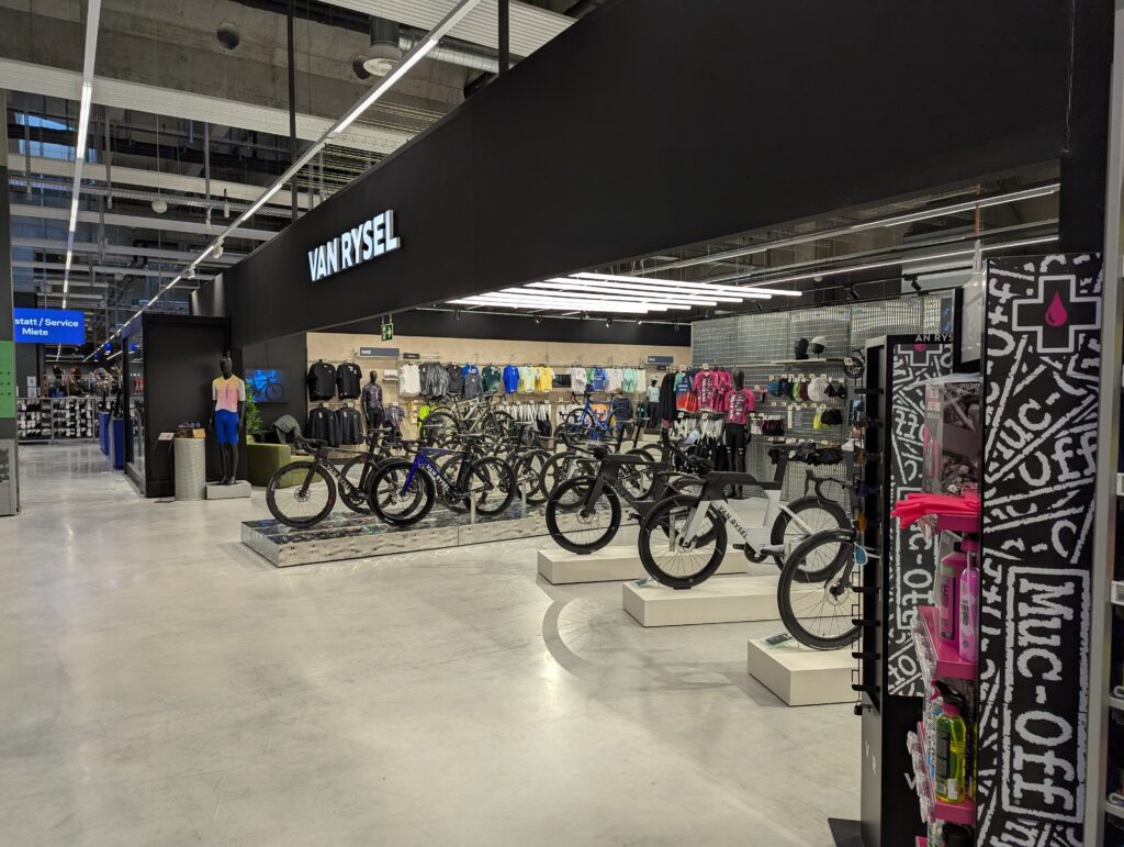 Zona principal de exposición y venta de la marca Van Rysel dentro de una tienda Decathlon.